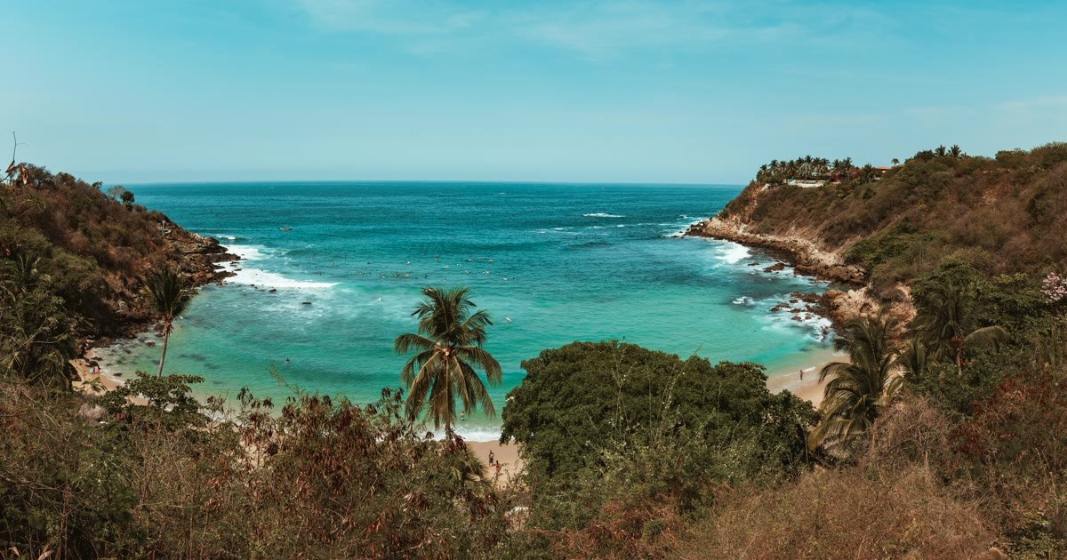 Bahía protegida de aguas turquesa en Puerto Escondido